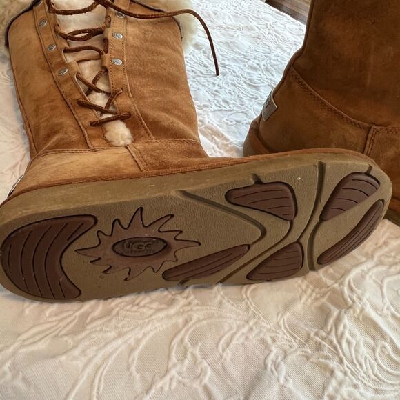 UGGS, size 6, EUC, side lacing, leather and shearling. Metal nameplate on back. - Picture 8 of 11